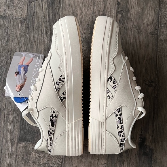 NWT Reebok Classic Tennis Shoe Size 7 - Picture 6 of 7